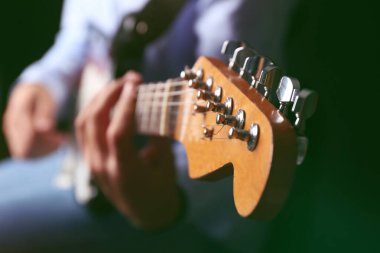 Gitar çalan adam, yakın çekim görünümü