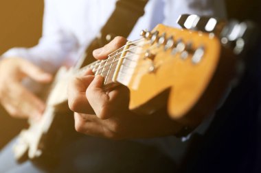 Gitar çalan adam, yakın çekim görünümü
