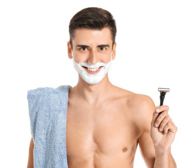 Beyaz arka planda jileti olan yakışıklı bir genç.