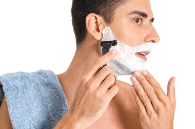 Beyaz arka plan üzerinde tıraş yakışıklı genç