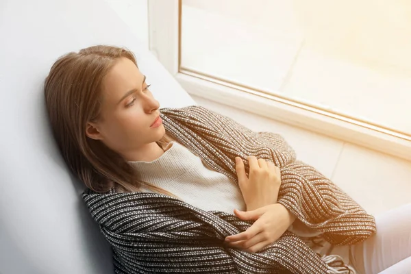 Depressive Frau in der Nähe von Fenster zu Hause — Stockfoto