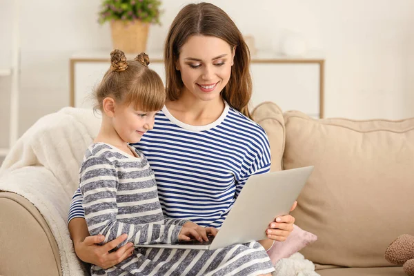Bonne mère et fille avec ordinateur portable à la maison — Photo
