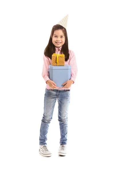 Klein meisje met verjaardag geschenken op witte achtergrond — Stockfoto