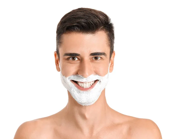 Bonito jovem com espuma de barbear em seu rosto contra fundo branco — Fotografia de Stock