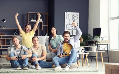Arkadaşlar iskambil video spor evde grup