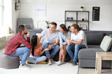 Bir grup arkadaş evde dinleniyor.