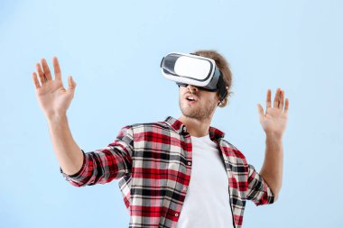 VR gözlükleri olan genç bir adam.