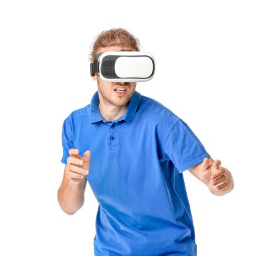 Beyaz arka planda VR gözlüklü genç adam.