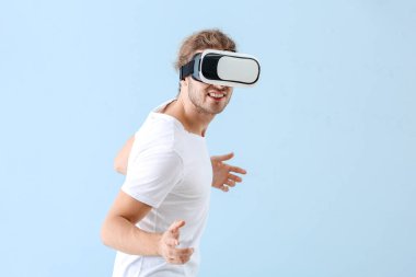 VR gözlükleri olan genç bir adam.