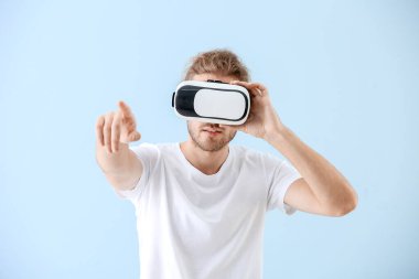 VR gözlükleri olan genç bir adam.