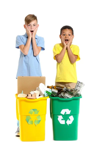 Niños y contenedores impactados con basura sobre fondo blanco. Concepto de reciclaje — Foto de Stock