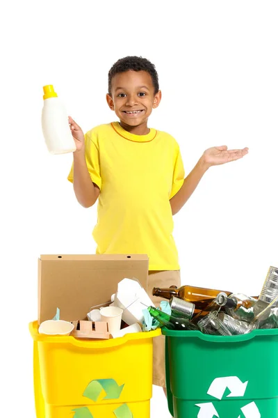 Menino afro-americano e contentores com lixo no fundo branco. Conceito de reciclagem — Fotografia de Stock