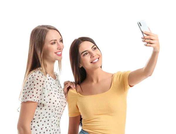 Ευτυχισμένες γυναίκες που βγάζουν selfie σε λευκό φόντο — Φωτογραφία Αρχείου