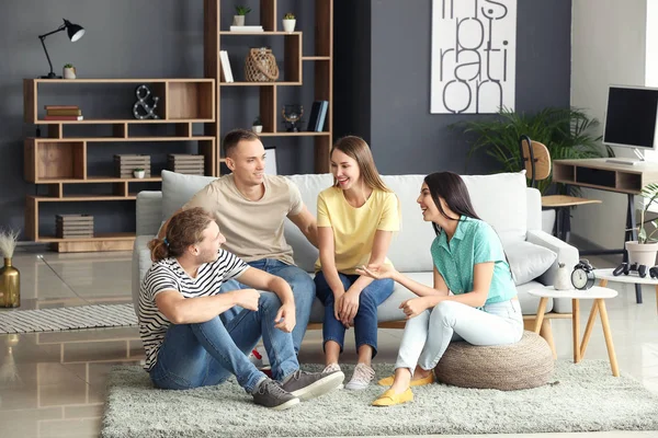 Grupo de amigos descansando juntos em casa — Fotografia de Stock