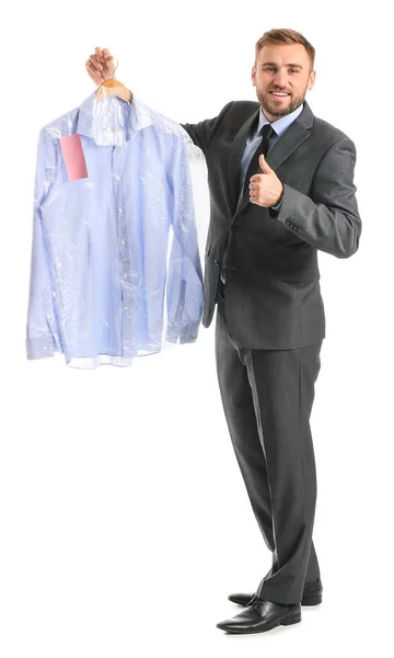 Άνδρας εργάτης του σύγχρονου στεγνοκαθαριστήριο με ρούχα που δείχνουν αντίχειρα-up σε λευκό φόντο — Φωτογραφία Αρχείου