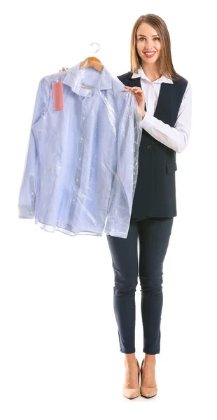 Vrouwelijke werkster van moderne stomerij met kleding op witte achtergrond — Stockfoto