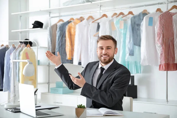 Trabajador masculino de tintorería moderna en recepción — Foto de Stock