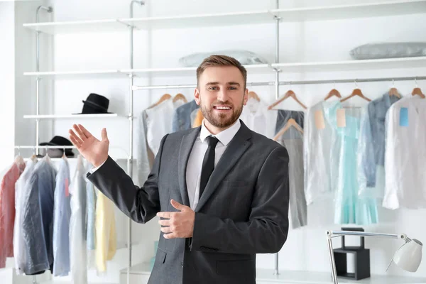 Joven trabajador masculino en la moderna tintorería — Foto de Stock