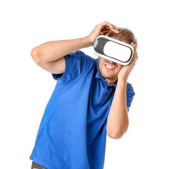 Jovem com óculos VR em fundo branco — Fotografia de Stock