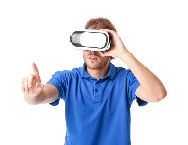 Junger Mann mit VR-Brille auf weißem Hintergrund — Stockfoto