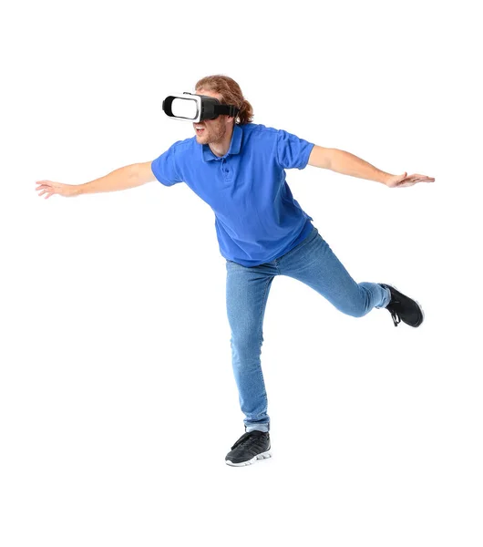 Joven con gafas VR sobre fondo blanco —  Fotos de Stock