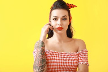 Renkli arka planda dövmeli güzel bir kadın portresi