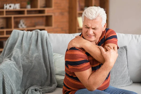 Ανώτερος άνθρωπος υποφέρει από πόνο στην πλάτη στο σπίτι — Φωτογραφία Αρχείου