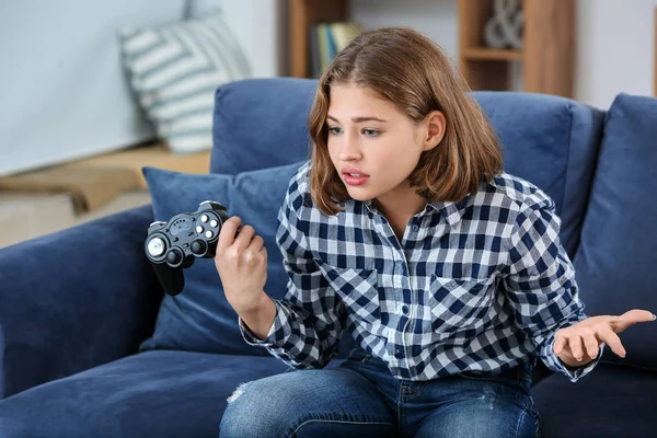 십 대 소녀 가집에서 비디오 게임을 하는 모습 — 스톡 사진