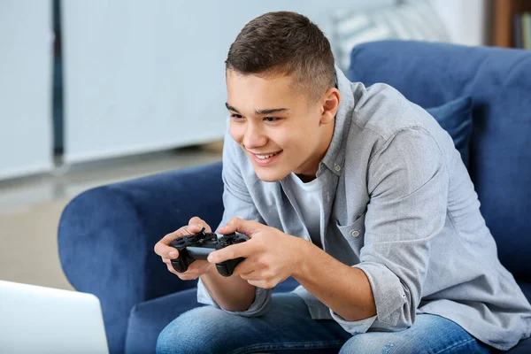 Teenager spielt zu Hause Videospiele — Stockfoto