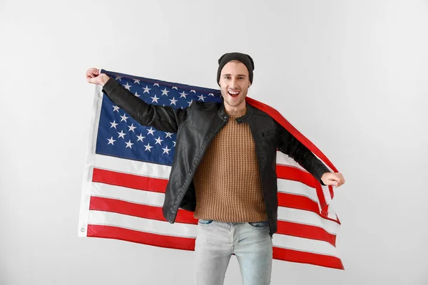 Joven con bandera de USA sobre fondo claro. Celebración del Día de Memorial — Foto de Stock