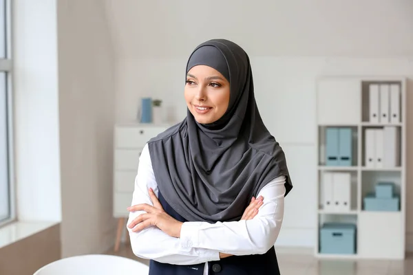 Hermosa estudiante musulmana en la universidad —  Fotos de Stock