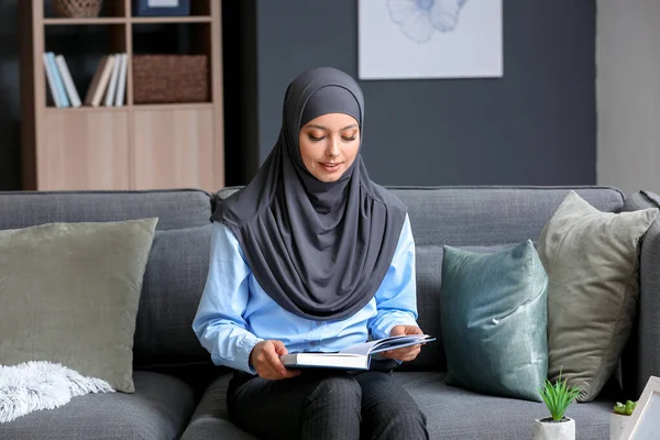 Gyönyörű muszlim diák készül vizsga otthon — Stock Fotó