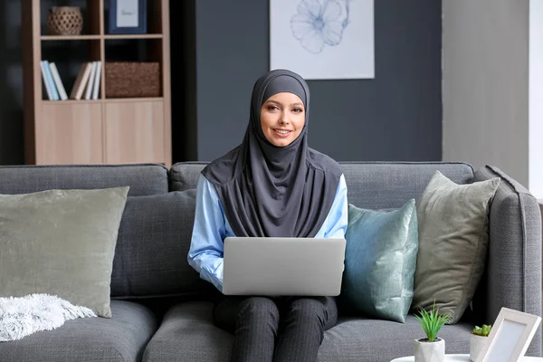 Beautiful Muslim student with laptop preparing for exam at home — Stock Photo, Image