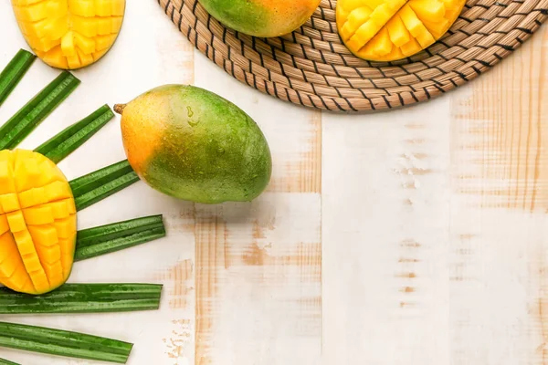 Dulces mangos maduros sobre mesa de madera clara — Foto de Stock