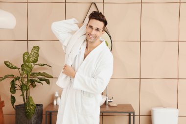 Banyodan çıktıktan sonra yakışıklı bir adam.