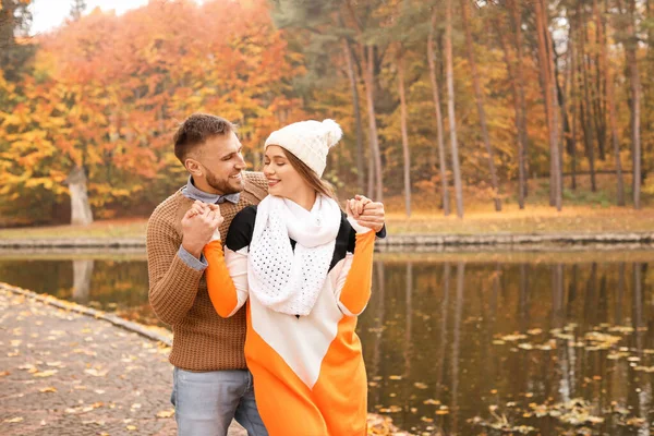 Loving young couple in autumn park — Stock Photo, Image