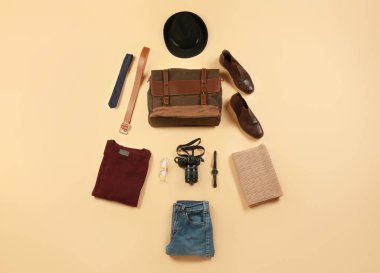 Kışlık kıyafetlerden, fotoğraf makinesinden ve renk arkaplanındaki aksesuarlardan yapılmış Noel ağacı