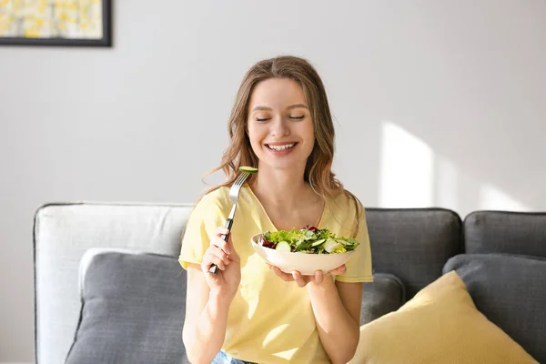 Donna che mangia insalata di verdure sana a casa — Foto Stock