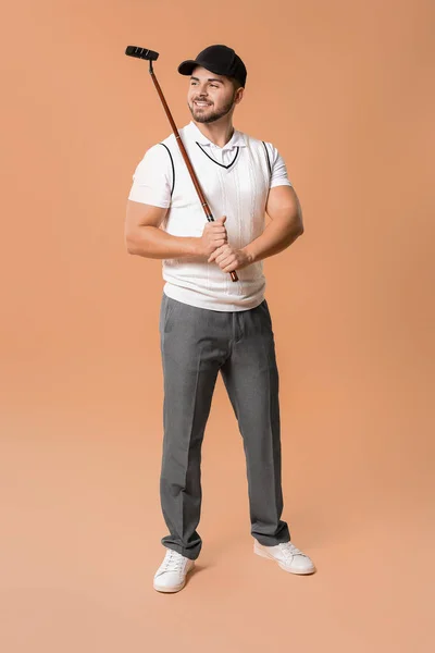 Handsome male golfer on color background — Stock Photo, Image