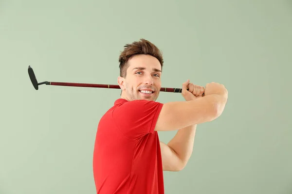 Guapo golfista masculino sobre fondo de color — Foto de Stock