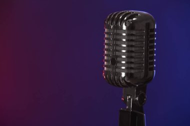 Koyu renk arkaplan üzerinde Retro mikrofon