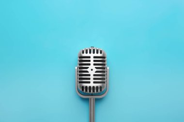 Renkli arkaplanda Retro mikrofon
