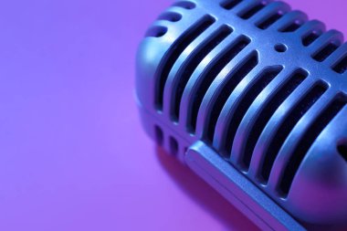 Renkli arkaplanda Retro mikrofon