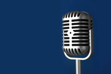 Koyu renk arkaplan üzerinde Retro mikrofon