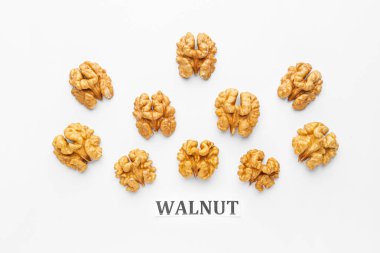 Beyaz zemin üzerine lezzetli ceviz