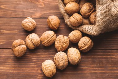 Ahşap masa üzerinde lezzetli ceviz ile çuval