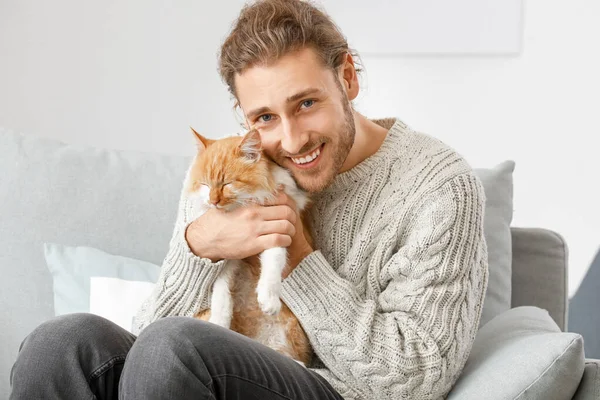 Man with cute cat at home — Stock Photo, Image