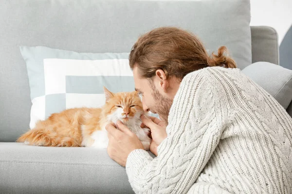 Pria dengan kucing lucu di rumah — Stok Foto