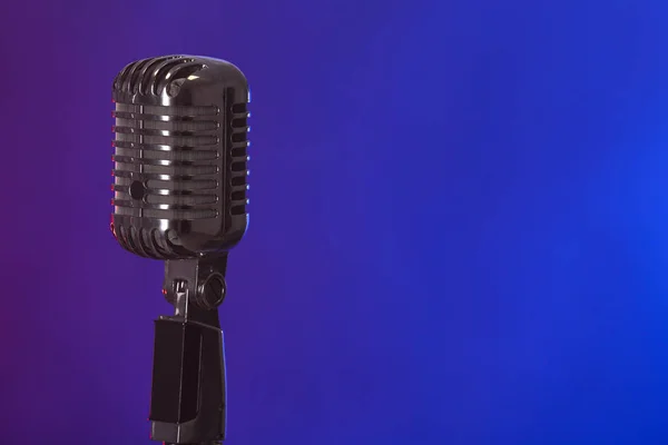 Koyu renk arkaplan üzerinde Retro mikrofon — Stok fotoğraf