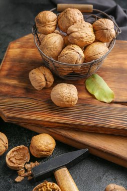 Masada lezzetli ceviz ve çekiç olan sepet.